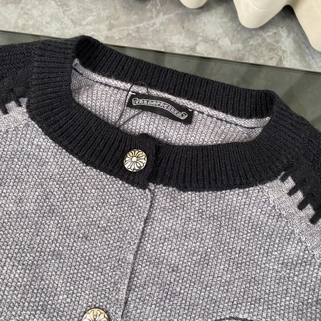 P280 ChromeHearts popular Chrome Hearts CH Sanskrit horseshoe cross embroidery button cardigan jacket raglan sleeve sweater, contrasting color splicing raglan round neck knitted sweater, unique knitting texture, soft and skin-friendly, classic pattern embroidery on the front and back. Retro chic. The contrasting color raglan sleeve design and the thick stitching craftsmanship at the joints make it look great when worn alone or layered! The fit is loose and slimming! Fashionable patchwork colored sweater, colorfully intertwined, with clear layers, warm and slimming. Whether worn alone or layered, you can easily control various styles and show your personal charm. The raglan sleeves are shoulder-width in contrasting colors and have ultra-detailed embroidery on the front and back, giving it a casual street feel. It looks great when worn alone! The sleeves are designed with contrasting colors and seams, and the round neck style reveals the neck and flatters the face shape! Wool blend knitted fabric, soft, comfortable and warm to the touch. Contrasting color design➕Loose fit, not flattering on your body shape and slimming, not to mention how easy it is to wear! Basic, versatile and fashionable classic! Black and white are versatile! Black and gray high-end! Couples get involved!  Color: black and white/black gray Size: S~M~L